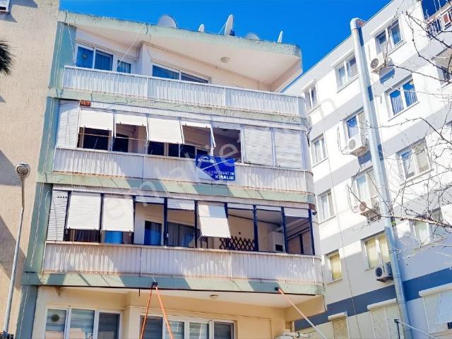 Karşıyaka Bostanlıda Köşe Konum Merkezi Konum Kiralık 3+1 Daire