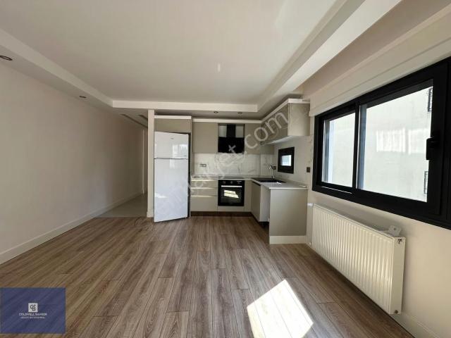 Karşıyaka Bostanlı'da Yeni Binada Bakımlı Kiralık Daire