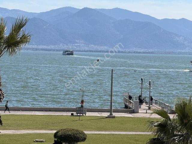 Karşıyaka Bostanlı Sahil'de Denize Sıfır Satılık 3+1 Yalı Diresi
