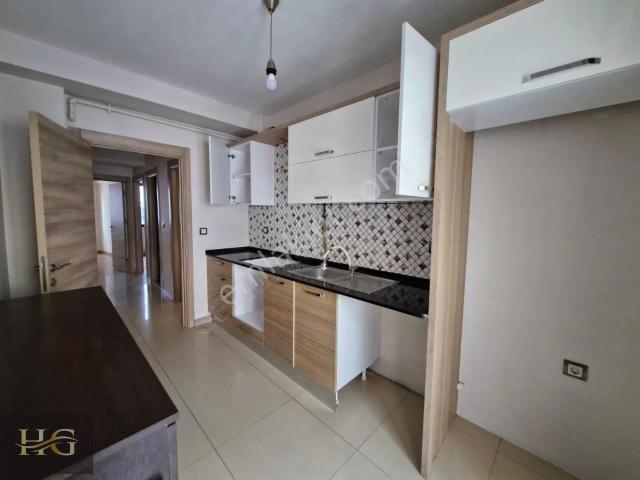 Karşıyaka Örnekköy'de Kapalı Mutfaklı Kiralık 2+1 Daire