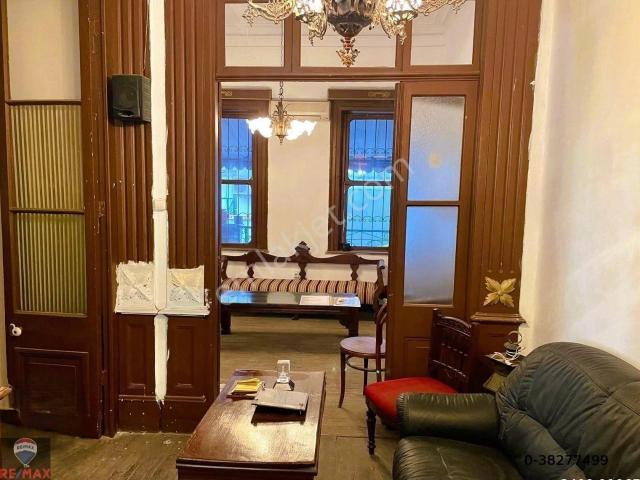 Karşıyaka'nın Merkezinde Müstakil Satılık Köşk