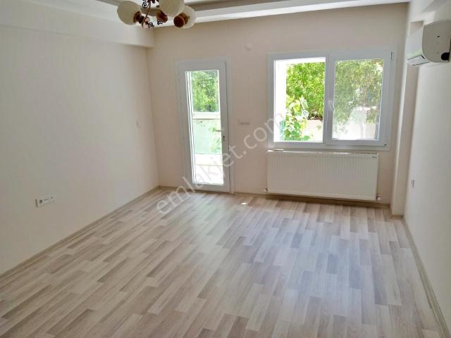 Karşıyaka'da Merkezi Konumda D.gazlı Bahçeli Kiralık 2+1 Daire