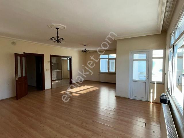 Karşıyaka'da Cadde Üzeri 145 Metrekare Kiralık 3+1 Daire