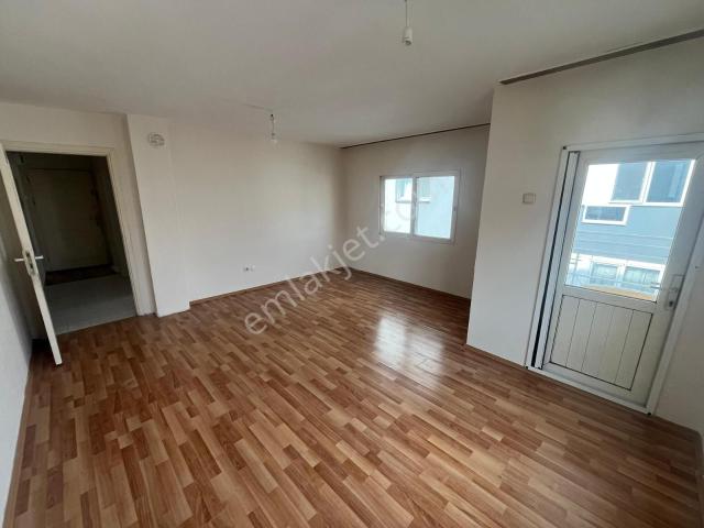 Karşıyaka'da Sevgi Yolu Yakını Bakımlı Ferah 3+1 Kiralık Daire