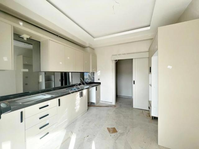 Karacaahmet'te Kanal Yolu Çvr Y.ısıtma Az Kat Geniş Balkon 2.5+1