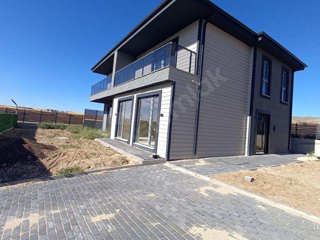 KARACAKAYA'da SİTE İÇERİSİ! 4000 M2 ALAN İÇİ 200 M2 BAHÇELİ 4+1