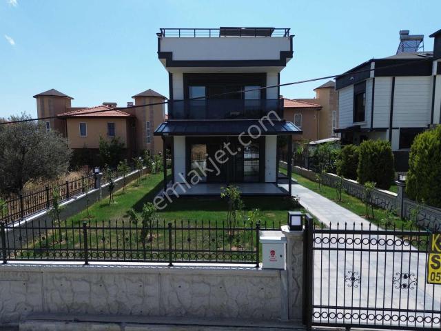 Karaağaç Mahallesinde Müstakil Villa