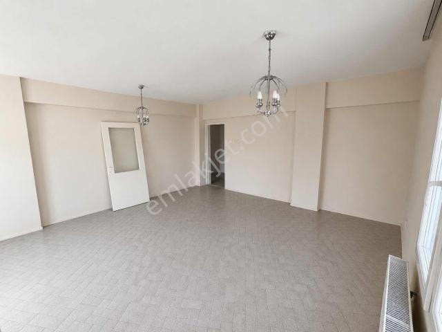 Karabağlar Merkezi, Köşe Konumda, 3+1 Satılık Daire, Doğal Gazlı