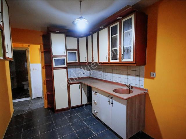 Karabağlar Salih Omurtak Mahallesinde Ferah, Kapalı Mutfaklı 3+1