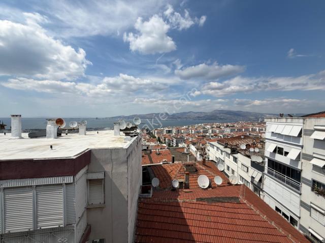 Karabağlar Vatan Mahallesi’nde Full Deniz Manzaralı 3+1 | 120 M² | Balkonlu Kapalı Mutfak
