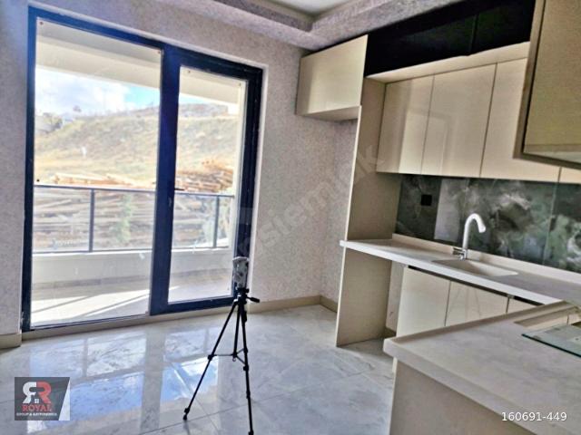 KARAKAYA'DA SIFIR CADDEYE CEPHE EBEVEYN BANYO 3+1 ARA KAT