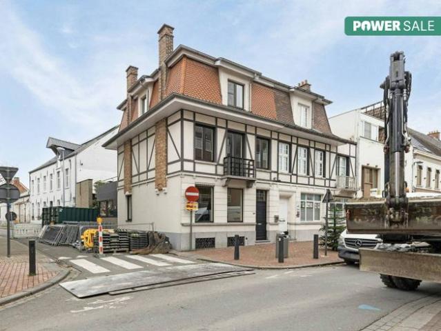 Karaktervol hoekhuis in cottagestijl te koop in Roeselare