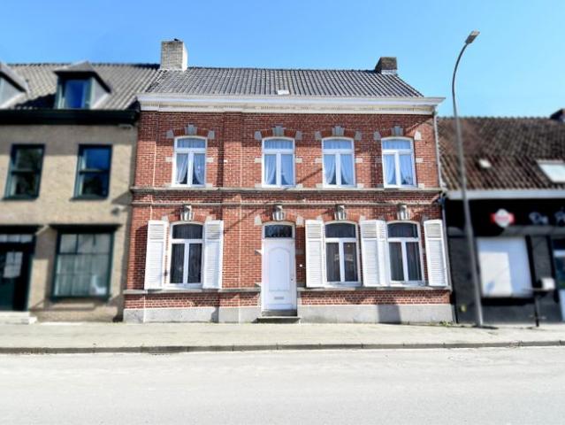 Karaktervolle burgerwoning met 3 slaapkamers, 2 garages en