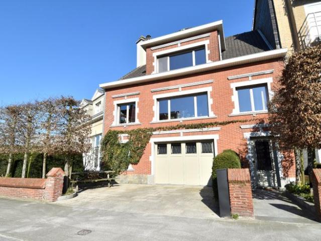 Karaktervolle burgerwoning met 2 slaapkamers, garage/werkpl