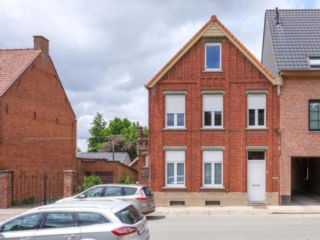 KARAKTERVOLLE HALFOPEN BEBOUWING + BIJGEBOUW