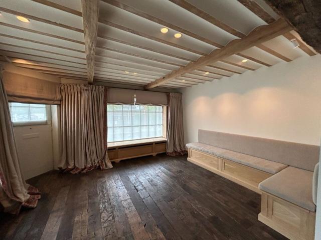 Karaktervolle hoekwoning aan het pittoreske Keuvelhoekplein met veelzijdige indeling