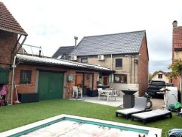 Karaktervolle hoekwoning met 2 slpkrs, tuin, verwarmd zwemba
