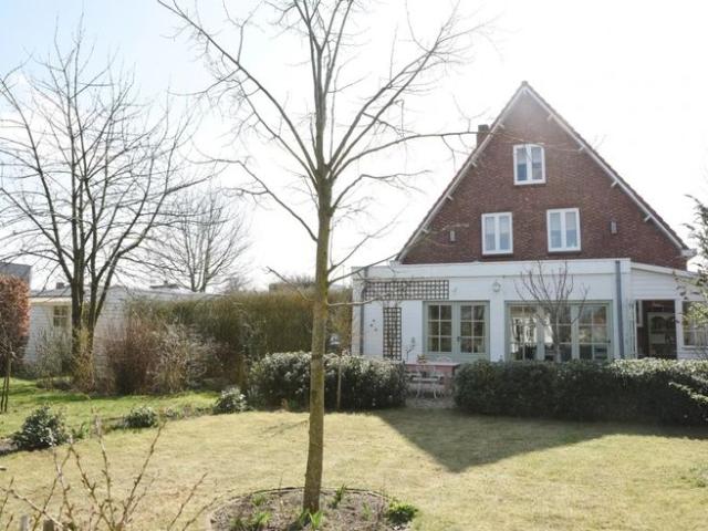 Karaktervolle klokgevel woning uit 1932 aan de rand van Lomm