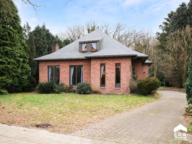 Karaktervolle, rustig gelegen villa met 4 slpks te Genk