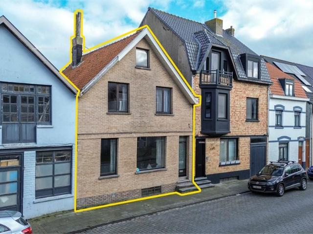 Karaktervolle rijwoning met grote tuin te koop in centrum De Haan