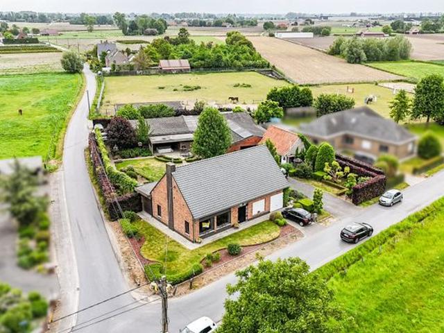 Karaktervolle villa met loodsen te koop in Torhout!