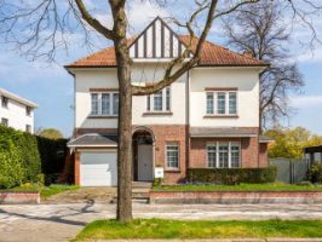Karaktervolle villa op 1.082m² grond gelegen in de prestigie