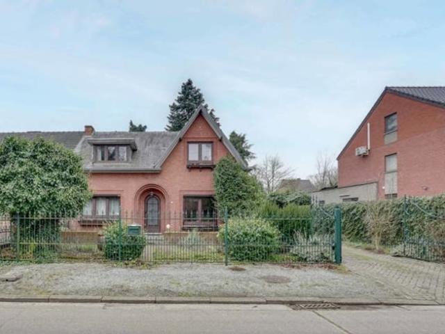 Karaktervolle woning met veel potentieel op een ruim perceel