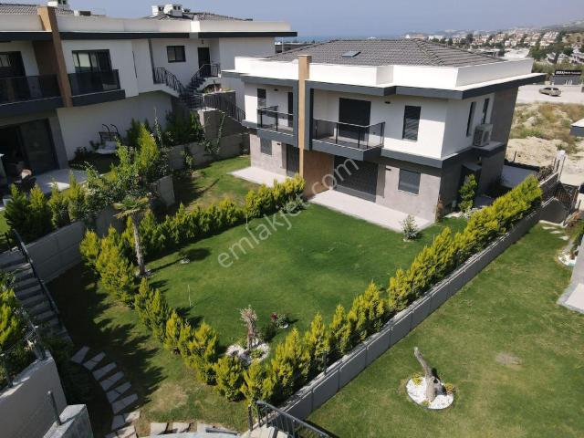 Karaova'da Sıfır Havuzlu Güvenlikli Site İçerisinde 3 +1 Bahçeli Villa