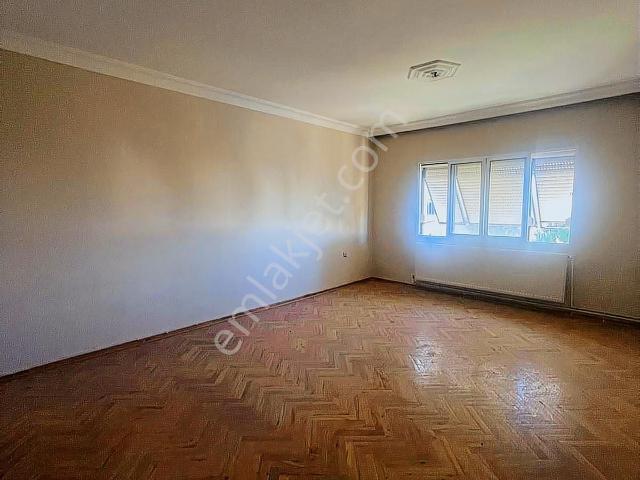 Karanfil Mahallesinde Doğalgazlı Panjurlu 3+1 Kiralık Daire