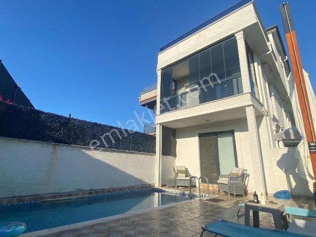 Karasu Aziziye'de Kat Mülkiyetli Özel Havuzlu Lüks Triplex Villa