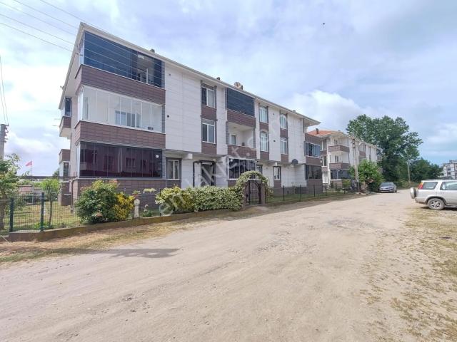 Karasu Yalı Mahallesinde Kombi Petekli Cam Balkonlu 3.kat 1+1