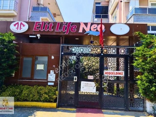 Karasu Yalı'da Havuzlu Sitede Donanımlı Eşyalı 1+1 Satılık Daire