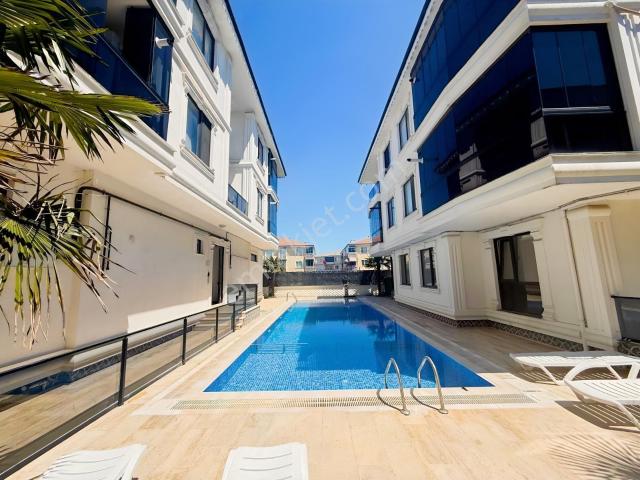 Karasuda 3 Yaşında Elit Sitede Havuz Cephe Geniş Kullanımlı 2+1