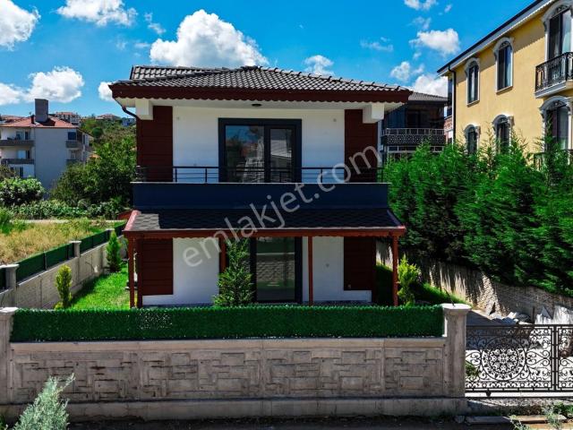 Karasuda Tam Müstakil Geniş Arsa Büyük Villa