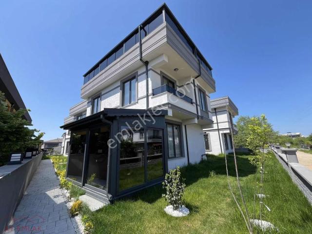 Karasu'da Denize Yakın Havuzlu 3+1/4+1 Lüks Villa Seçenekleri