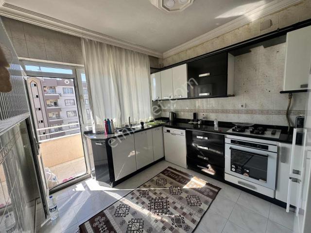 Karataş Mahallesin Merkezi Konumda Kiralık 3+1 Geniş Daire