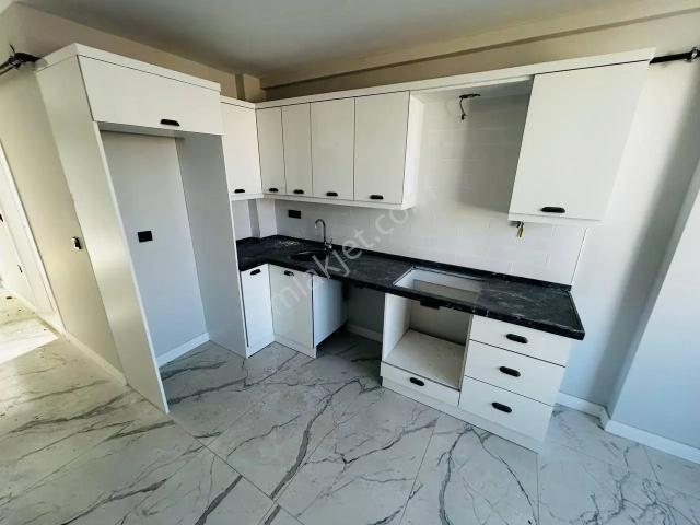 Karayollarında Önü Açık Kapanmaz Geniş Balkonlu Satılık 1+1