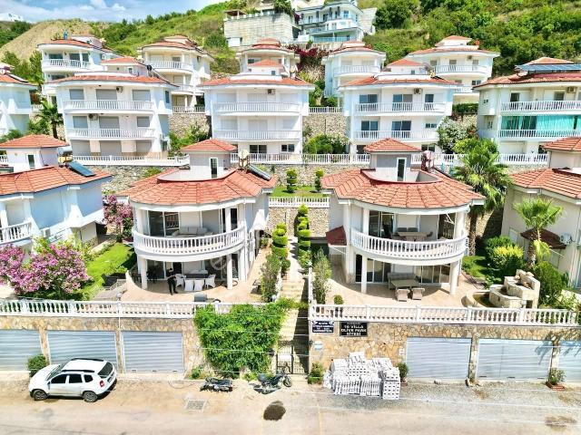 Kargıcak'ta Kale Ve Deniz Manzara, Havuzlu, Bahçeli Lüks Villa