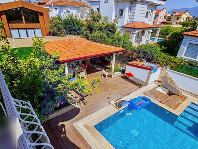 KARLIK GAYRİMENKUL DEN FOÇA DA SATILIK MÜSTAKİL 6+1 VİLLA