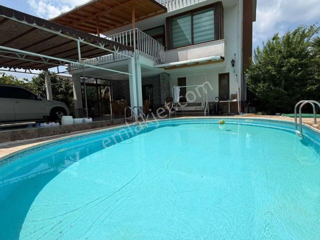 Karslılarda Park Manzaralı Yüzme Havuzlu 5+2 4 Banyolu Bağımsız Triplex Villa