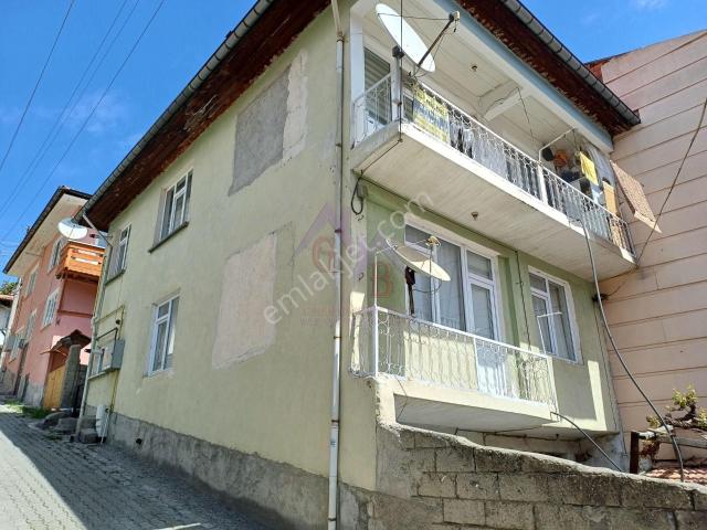 Fiyat Düştü Tosyada Satılık 3 Katlı Bahçeli Beton Ev