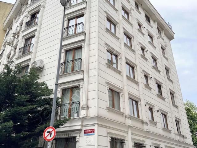 Kassambaşı Sokak'ta, Yenice Binada 85m2, Bakımlı 2+1 Köşe Daire