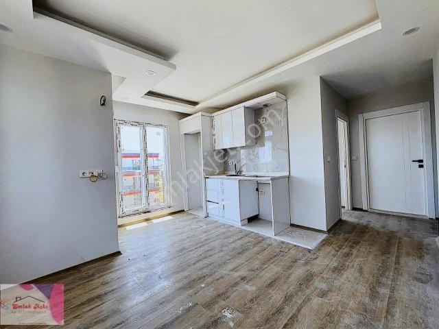 Katta Asansörlü Cadde Üzeri Önü Açık