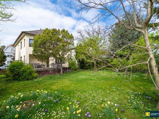 KAUFANBOT LIEGT VOR*Sanierungsbedürftiges Zweifamilienhaus in Grünlage