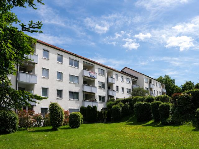 Kaufen einziehen wohlfühlen Wohnung mit großem Balkon und viel Grün drumherum