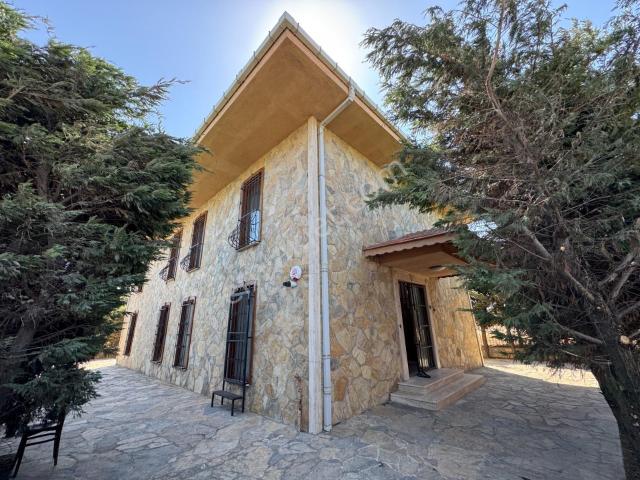 Kavaklı Caddesi E5e Yürüme Mesafesi 6+1 Satılık Taş Villa