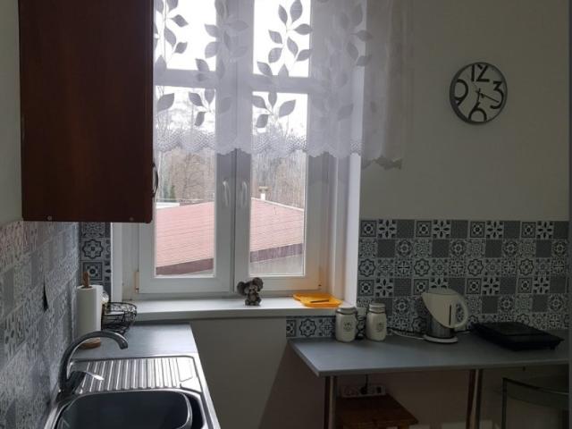 Kawalerka w centrum Reska, niskie opłaty, umeblowana