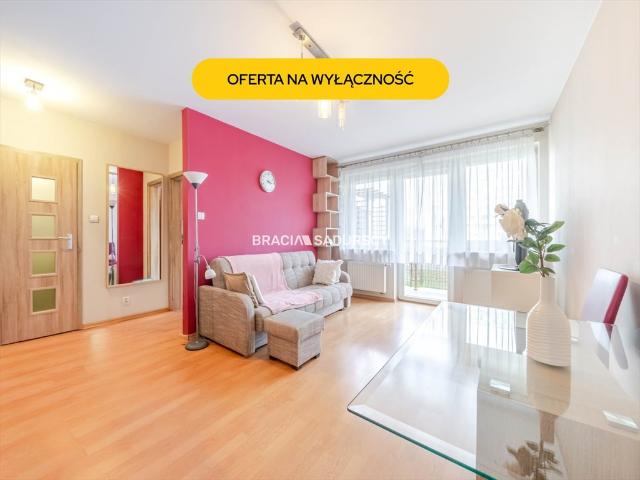Kawalerka z balkonem i jasną kuchnią w Czyżynach