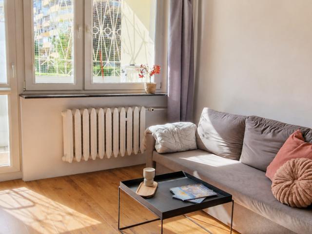 Kawalerka z oddzielną sypialnią i balkonem, Al. Rzeczypospolitej 11