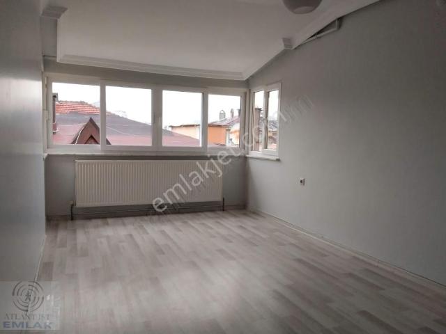 Kayışdağı Dörtyol Işıklarda 2.kat 1+1 Geniş Lüks Bakımlı Daire
